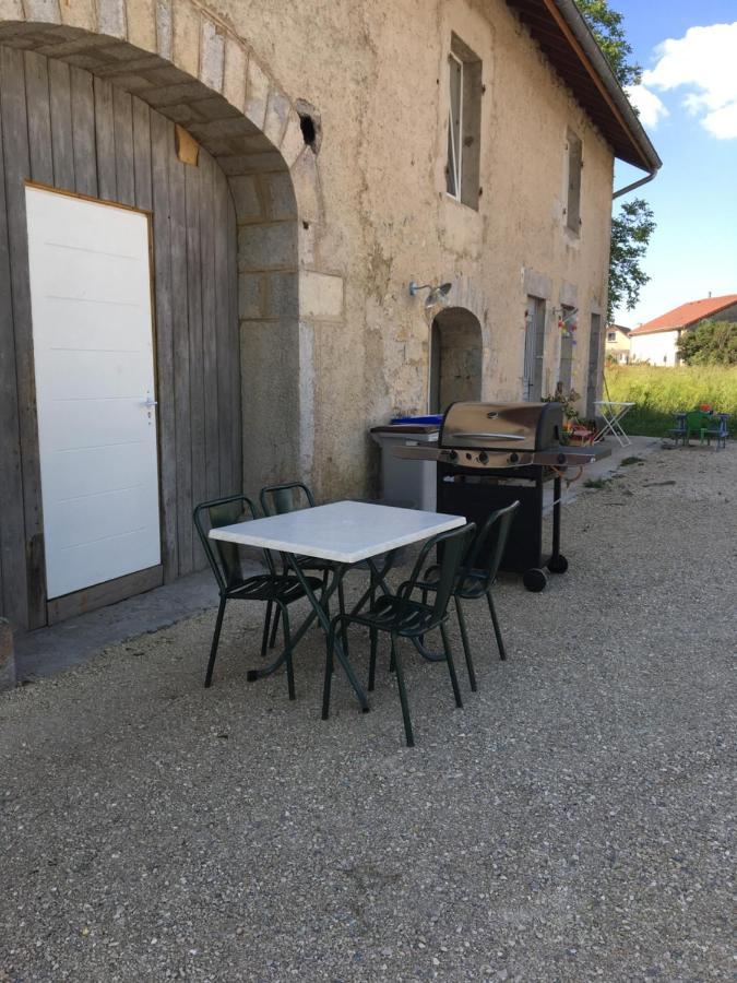 La Chambre Du Tonneau Montigny-sur-l'Ain Bagian luar foto